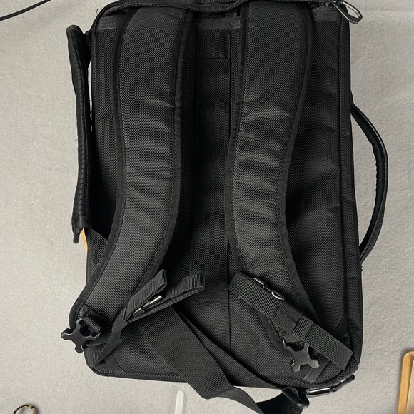 Thule Accent Convertible Laptop Bag Backpack 17L Business Travel Ballistic Nylon - Picture 2 of 16